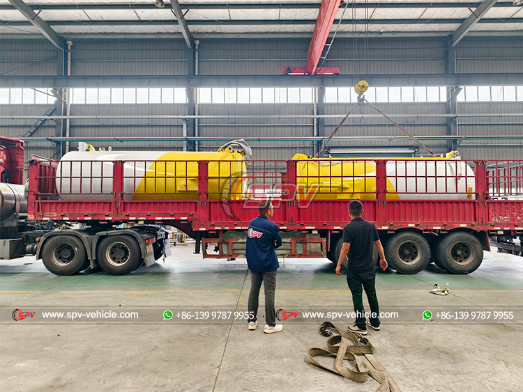 2 Units of Sewer Disposal Tank Loaded into Fence Truck in SPV Factory